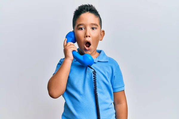 Menino Hispânico Garoto Falando Através Telefone Vintage Assustado Surpreso Com — Fotografia de Stock