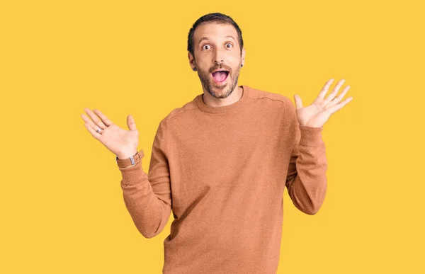 Junger Gutaussehender Mann Lässiger Kleidung Feiert Verrückt Und Erstaunt Über — Stockfoto