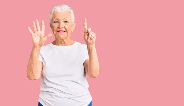 Senior Hermosa Mujer Con Ojos Azules Pelo Gris Con Camiseta —  Fotos de Stock