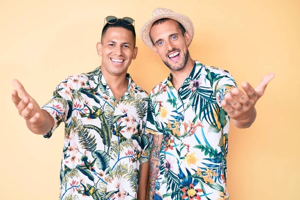 Fiatal Meleg Pár Két Férfi Nyári Kalapban Hawaii Ingben Vidám — Stock Fotó