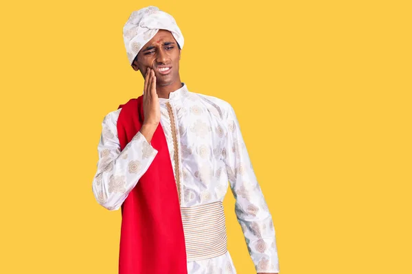 Uomo Bello Africano Che Indossa Abiti Saree Sherwani Tradizione Toccare — Foto Stock