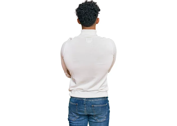 Młody Arabski Mężczyzna Luźnym Zimowym Swetrze Stojący Tyłem Tyłu Skrzyżowanymi — Zdjęcie stockowe