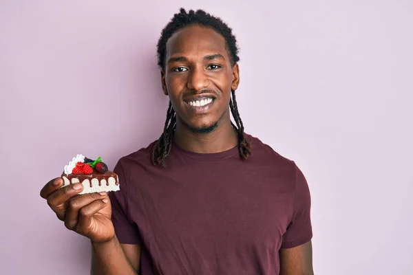 Afro Amerikaanse Man Met Vlechten Houden Chocolade Taart Kijken Positief — Stockfoto