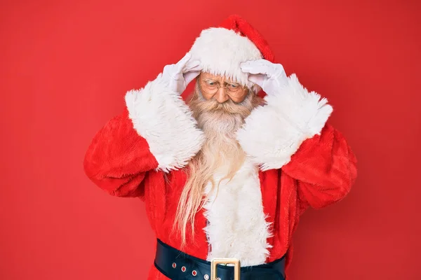 Starý Starší Muž Šedivými Vlasy Dlouhými Vousy Tradičním Kostýmu Santa — Stock fotografie