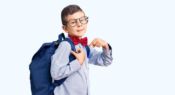 Ragazzo Biondo Carino Con Papillon Nerd Zaino Che Punta Dito — Foto Stock