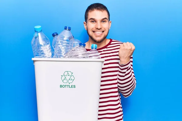 若いですハンサムな男リサイクルプラスチックボトル叫んで誇りに思います 勝利と成功を祝う非常に腕を上げ興奮 — ストック写真