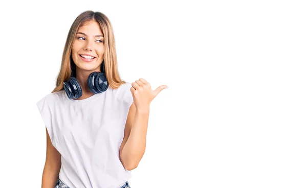 Hermosa Mujer Caucásica Con Pelo Rubio Escuchando Música Usando Auriculares — Foto de Stock
