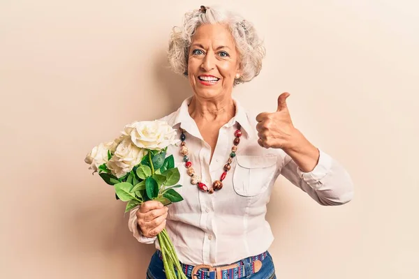 Senior Grauhaarige Frau Mit Blumen Lächelnd Glücklich Und Positiv Daumen — Stockfoto