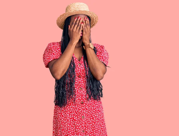 Young African American Woman Wearing Summer Hat Rubbing Eyes Fatigue — Stock Photo, Image