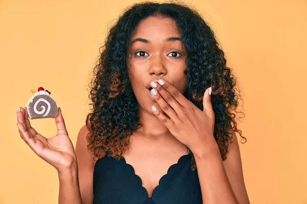 Junge Afrikanisch Amerikanische Frau Hält Cupcake Mund Mit Der Hand — Stockfoto