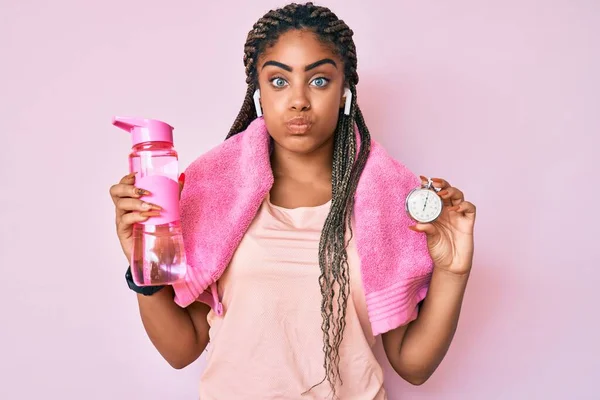 Jovem Afro Americana Esportiva Mulher Com Tranças Segurando Garrafa Água — Fotografia de Stock