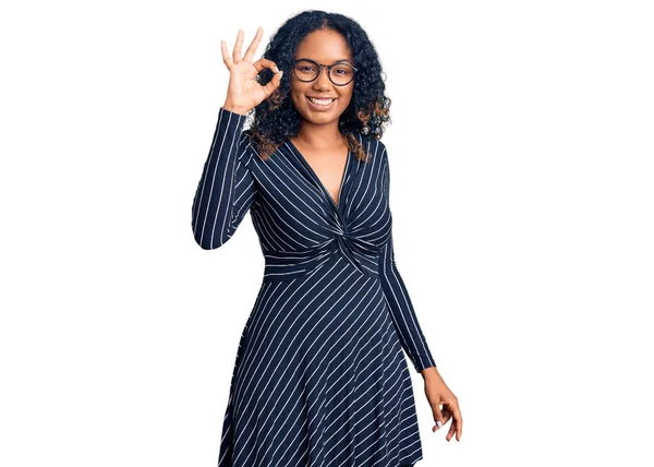 Sıradan Kıyafetler Gözlüklerle Gülümseyen Genç Afro Amerikalı Kadın Parmaklarıyla Tamam — Stok fotoğraf