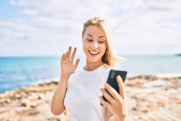 코카서스 소녀는 도시의 거리에서 스마트폰으로 비디오 통화를 행복하게 — 스톡 사진