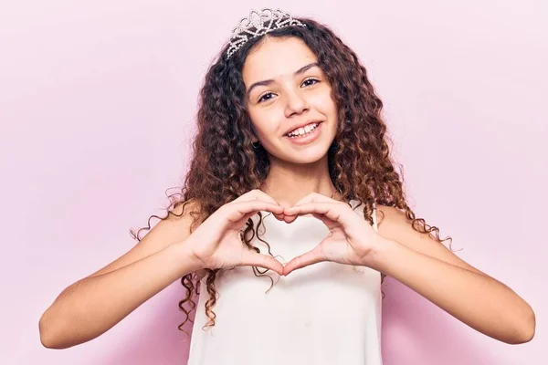 Bella Bambina Con Capelli Ricci Indossa Principessa Tiara Sorridente Amore — Foto Stock