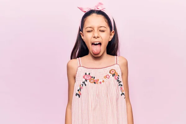 Schöne Kindermädchen Lässiger Kleidung Stecken Zunge Heraus Glücklich Mit Lustigem — Stockfoto