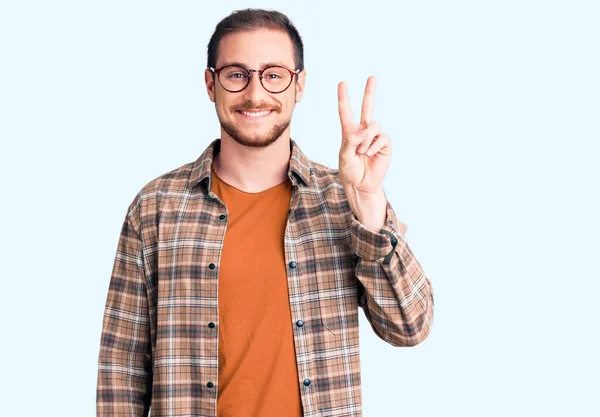 Ung Stilig Kaukasier Man Bär Casual Kläder Och Glasögon Leende — Stockfoto