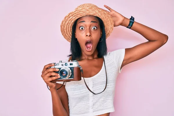 Joven Afroamericana Americana Con Sombrero Verano Sosteniendo Cámara Vintage Loca —  Fotos de Stock