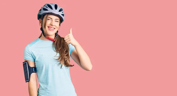 Hermosa Mujer Joven Caucásica Con Casco Bicicleta Sonriendo Feliz Positivo —  Fotos de Stock