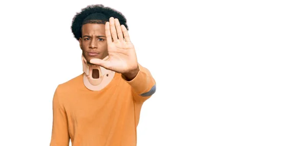 Homem Afro Americano Com Cabelo Afro Usando Gola Cervical Fazendo — Fotografia de Stock