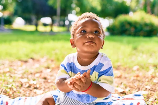 Förtjusande Afrikansk Amerikansk Småbarn Sitter Gräset Parken — Stockfoto