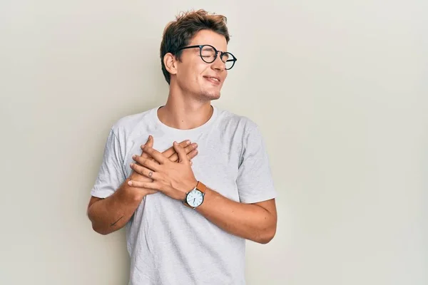 Bonito Homem Caucasiano Vestindo Roupas Casuais Óculos Sorrindo Com Mãos — Fotografia de Stock