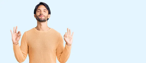 Hombre Hispano Guapo Usando Suéter Casual Relajarse Sonreír Con Los —  Fotos de Stock