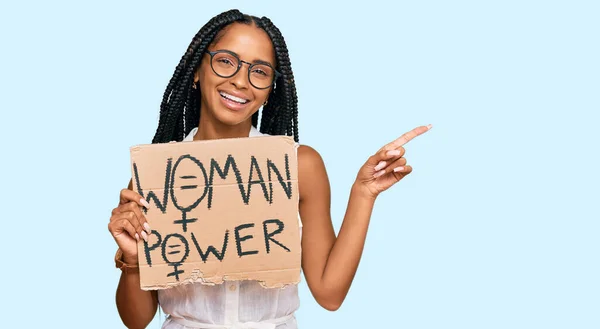 Hermosa Mujer Hispana Sosteniendo Estandarte Poder Mujer Sonriendo Feliz Señalando — Foto de Stock