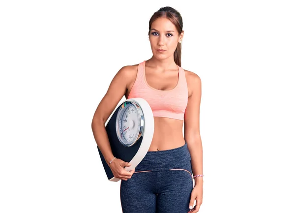 Genç Güzel Spanyol Kadın Spor Giysisi Giyiyor Elinde Tartı Makinesi — Stok fotoğraf