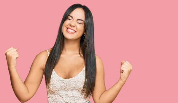 Ung Vacker Latinamerikansk Flicka Bär Casual Kläder Mycket Glad Och — Stockfoto