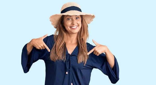 Mujer Hispana Mediana Edad Vistiendo Sombrero Verano Mirando Confiado Con — Foto de Stock