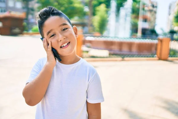 Чарівний Хлопчик Посміхається Щасливий Розмова Смартфоні Вулиці Міста — стокове фото