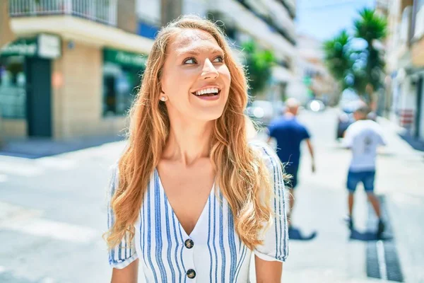 Joven Hermosa Mujer Caucásica Con Pelo Rubio Sonriendo Feliz Alegre —  Fotos de Stock