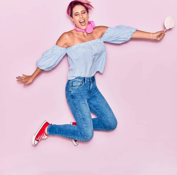 Young Beautiful Woman Pink Short Hair Arms Opened Smiling Happy — Stock Photo, Image