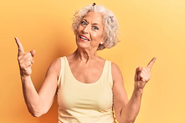 Femme Âgée Aux Cheveux Gris Portant Des Vêtements Décontractés Souriant — Photo