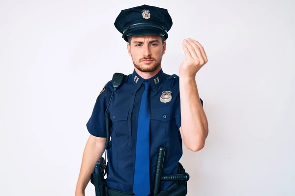 Ung Kaukasisk Man Klädd Polisuniform Gör Italiensk Gest Med Hand — Stockfoto