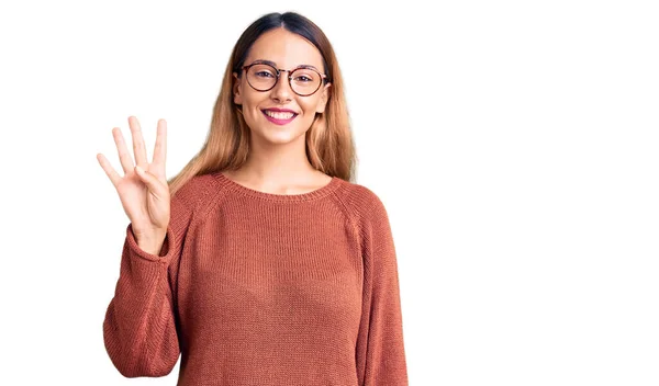 Schöne Junge Frau Trägt Lässige Kleidung Und Brille Und Zeigt — Stockfoto