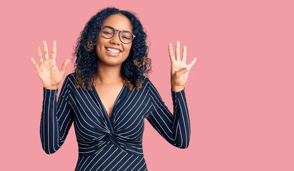 Young African American Woman Wearing Casual Clothes Glasses Showing Pointing — Stock Photo, Image