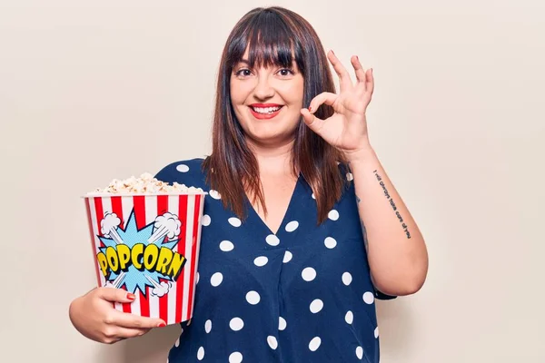 Jong Size Vrouw Met Popcorn Doen Teken Met Vingers Glimlachend — Stockfoto