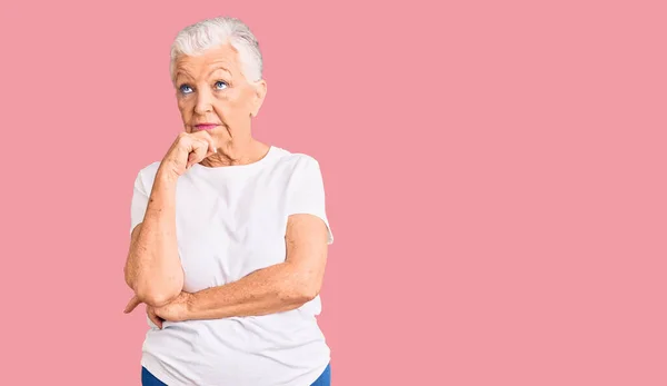 Senior Hermosa Mujer Con Ojos Azules Pelo Gris Con Camiseta —  Fotos de Stock