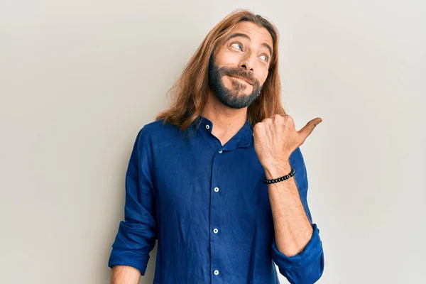 Uzun Saçlı Sakallı Çekici Bir Adam Gündelik Giysiler Giyip Baş — Stok fotoğraf