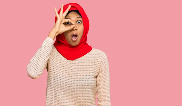 Jovem Afro Americana Vestindo Tradicional Lenço Islâmico Hijab Fazendo Gesto — Fotografia de Stock