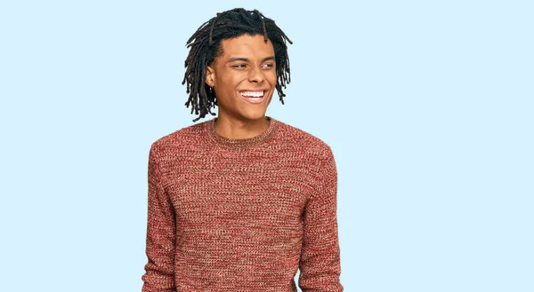 Jovem Afro Americano Vestindo Camisola Inverno Casual Olhando Para Lado — Fotografia de Stock