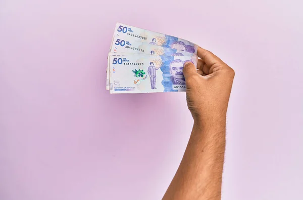 Mano Hispana Sosteniendo Billetes Pesos Colombianos Sobre Fondo Rosa Aislado —  Fotos de Stock