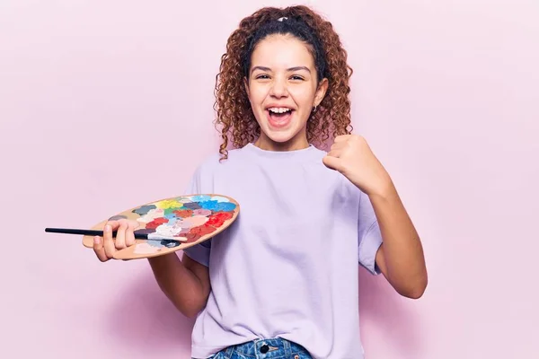 Hermosa Niña Con Pelo Rizado Sosteniendo Pincel Paleta Gritando Orgulloso —  Fotos de Stock