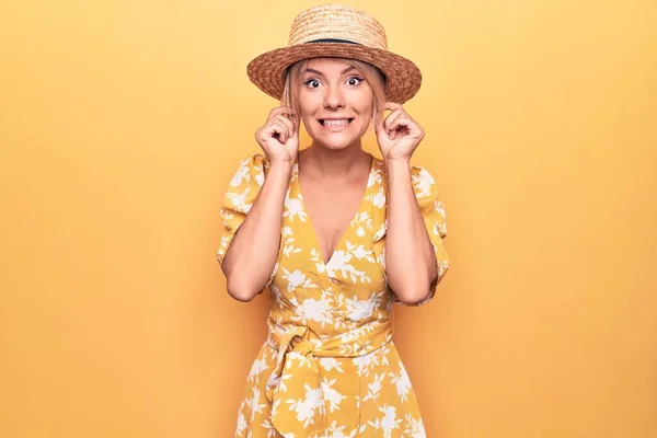 Güzel Sarışın Kadın Tatilde Sarı Arka Planda Şapkası Elbisesi Var — Stok fotoğraf