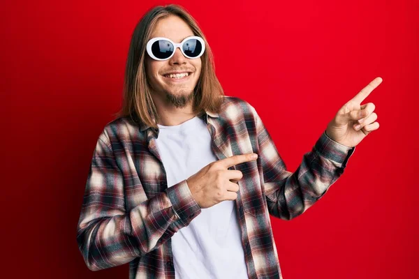 Bonito Homem Caucasiano Com Cabelos Longos Vestindo Camisa Hipster Usando — Fotografia de Stock