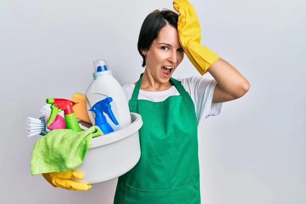 Jonge Brunette Vrouw Met Kort Haar Draagt Schort Met Schoonmaakmiddelen — Stockfoto