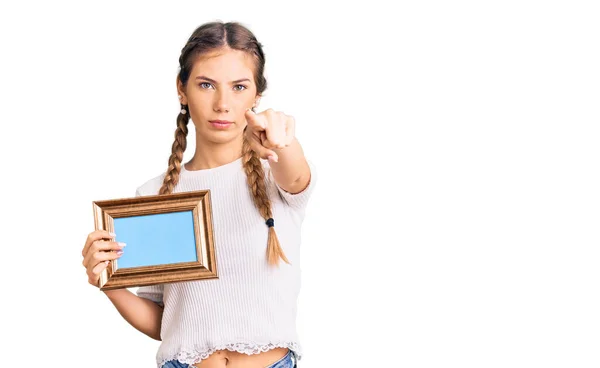 Hermosa Mujer Caucásica Con Pelo Rubio Sosteniendo Marco Vacío Señalando — Foto de Stock