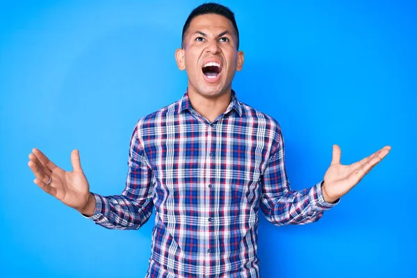 Jonge Knappe Latijnse Man Draagt Casual Kleding Gek Gek Schreeuwen — Stockfoto