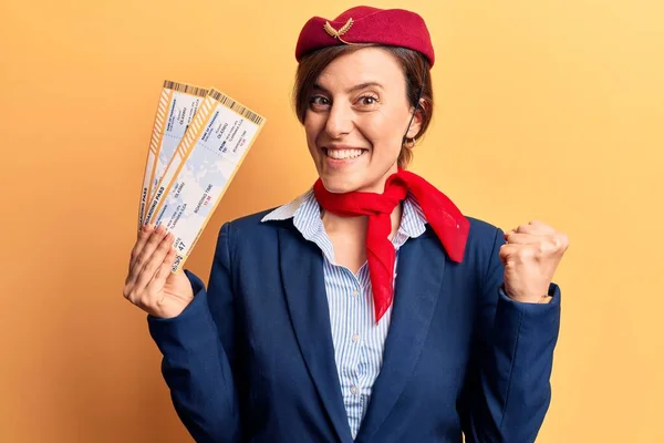 Jovem Mulher Bonita Vestindo Uniforme Aeromoça Segurando Cartão Embarque Gritando — Fotografia de Stock